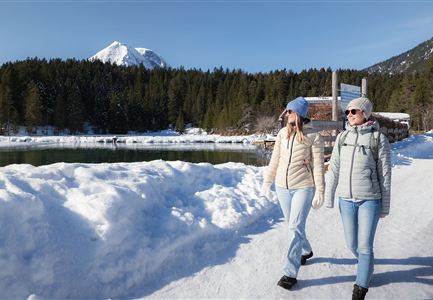 Hofladenrunde Leutasch im Winter_zwei Frauen laufen am Weidachsee.jpg