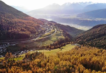 Laerchenwald im Herbst mit Blick auf Reith (1).jpg