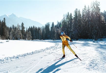 Langlaufen in der Region Seefeld - Langläuferin im Wildmoos.jpg