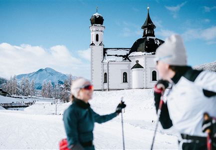 Langlaufen in der Region Seefeld_zwei Langläufer auf A1 Seekirchl Loipe in Seefeld_Seekirchl mit Personen im Vordergrund.jpg