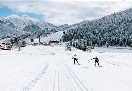 Langlaufen in der Region Seefeld_zwei Langläufer auf A1 Seekirchl Loipe in Seefeld_Skating_Aufnahme mit WM Arena und Reither Spitze.jpg