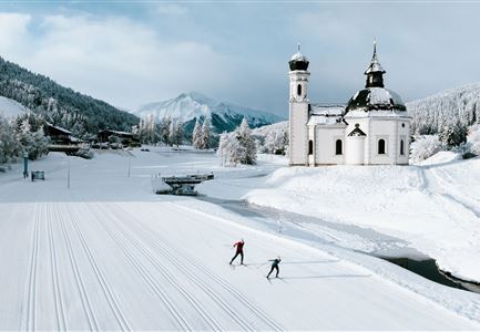 Langlaufen in Seefeld - Langläufer auf der A1 beim Seekirchl in Seefeld - Tirols Hochplateau (1).jpg