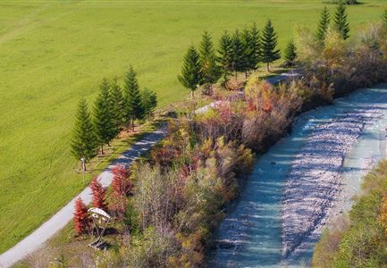 Leutascher Ache im Herbst - Drohnenaufnahme mit Weg neben dem Fluss.jpg