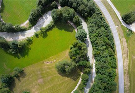 Leutascher Ache im Sommer - Drohnenaufnahme Kurve im Fluss (1).jpg