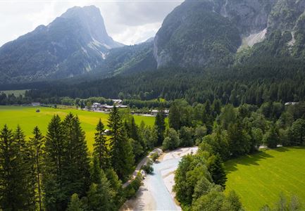 Leutascher Ache im Sommer - Drohnenaufnahme Richtung Gehrenspitze (1).jpg