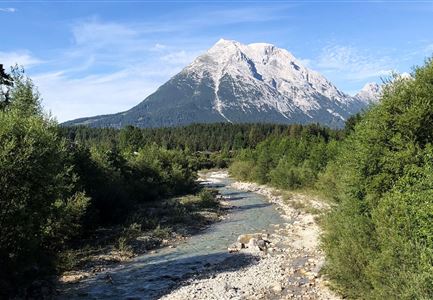 Leutascher Ache im Sommer mit Blick auf die Hohe Munde - Weidach - 1350x1080.jpg