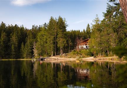 Möserer See im Frühling - Paar auf Liege vor Möserer Seestube von aus der Entfernung.jpg