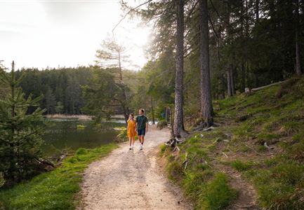 Möserer See im Frühling - Paar läuft entlang des Seeweges.jpg