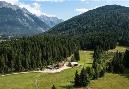 Muggenmoosalm bei Leutasch im Sommer - Drohnenaufnahme.jpg