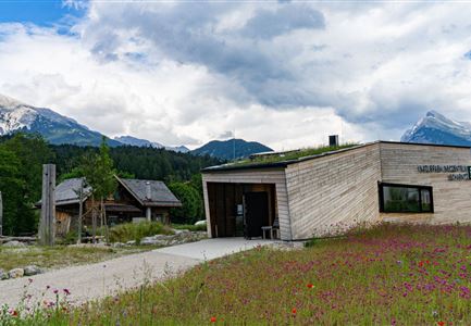 Naturpark Infozentrum Scharnitz mit Holzerhütte