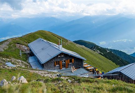 Nördlinger Hütte - Hütte mit Blick ins Inntal Richtung Süden (1).jpg