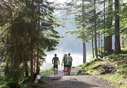 Nordic Summer Camp 2021 - Laeufer bei Laufrunde um den Moeserer See.jpg