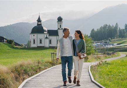 Paar vor dem Seekirchl im Sommer - Seefeld in Tirol.jpg