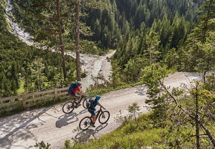 Radfahrer unterwegs im Gaistal mit Blick auf die Leutascher Ache