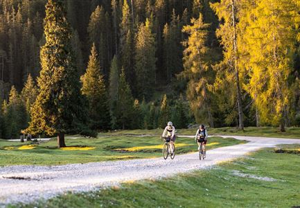 Radfahrerinnen bei herbstlichem Wetter auf dem Weg zur Gaistalalm (1).jpg