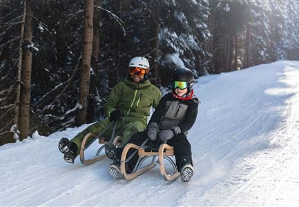 Rodeln in der Region Seefeld - Vater mit Sohn bei der Abfahrt (1).jpg