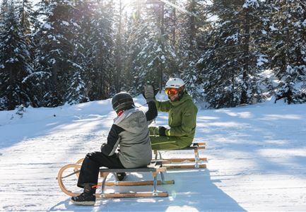 Rodeln in der Region Seefeld - Vater mit Sohn - High Five.jpg