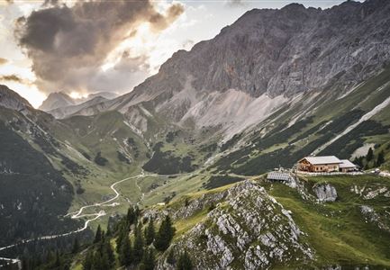 Rotmoosalm im Gaistal beim Sonnenuntergang (C) Olympiaregion Seefeld