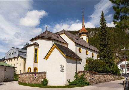 Scharnitz - Wanderung Dorfrunde - Kirche in Scharnitz.jpg