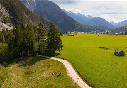 Scharnitz - Wanderung Dorfrunde - Weg von Gießenbach nach Scharnitz mit Läufer.jpg