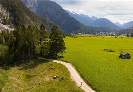 Scharnitz - Wanderung Dorfrunde - Weg von Gießenbach nach Scharnitz mit Läufer.jpg