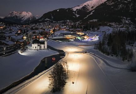 Seefeld Nachtloipe A7 mit Seekirchl zur Blauen Stunde.jpg