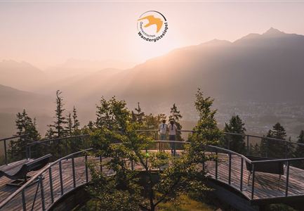 Sommerurlaub in der Region Seefeld - Paar bei Sonnenaufgang auf der Aussichtsplattform Brunschkopf - Drohnenaufnahme - 7 (1).jpg