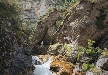 Sommerurlaub in der Region Seefeld - Paar entdeckt die Gleirschklamm im Karwendel - Drohnenaufnahme (2).jpg