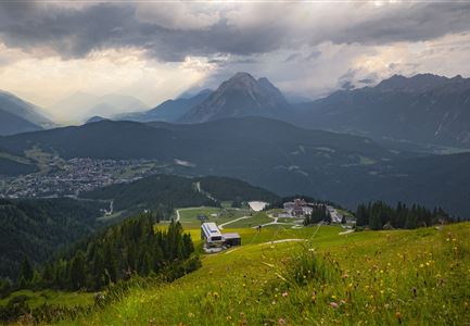 Sonnenuntergang von der Rosshütte - Blick auf Bergbahn mit durch Wolken blitzende Sonne .jpg