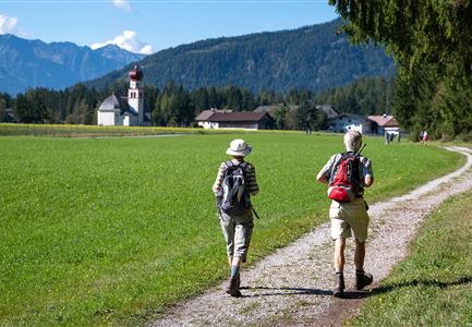 Teilnehmer vom Einhornmarsch auf einem Forstweg auf dem Weg nach Kirchplatzl mit Blick Richtung Kirche.jpg