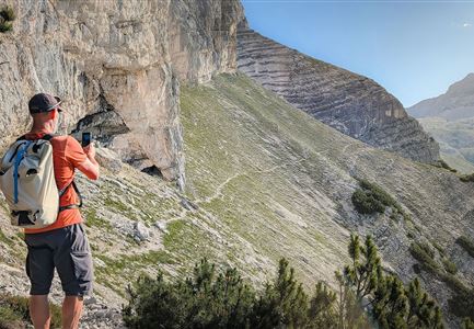 Toni-Gaugg-Weg im Karwendel_Wanderer macht Bild.jpg