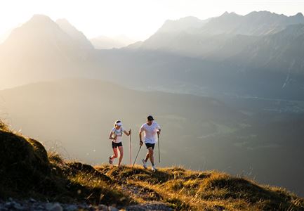 Trailrunning auf der Seefelder Spitze - Läufer mit Blick auf das Plateau im Hintergrund.jpg