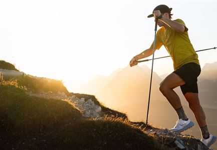 Trailrunning auf der Seefelder Spitze - Läufer rennt im Sonnenuntergang.jpg