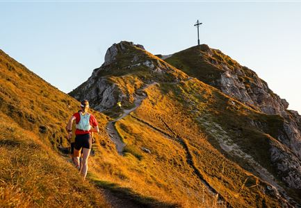 Trailrunning auf der Seefelder Spitze - - Läuferin kurz vor dem Gipfelkreuz (1).jpg