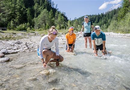 Trailrunning in der Region Seefeld - Abkühlung an der Leutascher Ache - Gaistal.jpg