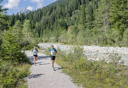 Trailrunning in der Region Seefeld - Läufer an der Leutascher Ache - Gaistal.jpg