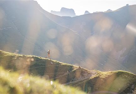 Trailrunning in der Region Seefeld - Läuferin auf dem Südwandsteig bergab.jpg