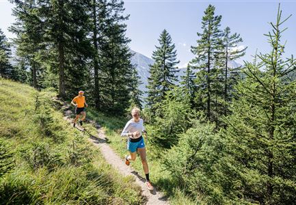 Trailrunning in der Region Seefeld - Läuferinnen auf Trail im Wald - Gaistal.jpg