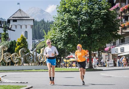 Trailrunning in der Region Seefeld - Läuferinnen in Seefeld - Fußgängerzone.jpg