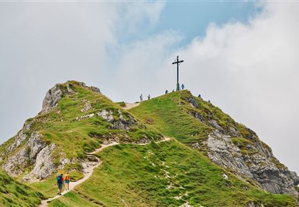 Wanderer auf dem Weg vom Seefelder Joch zur Seefelder Spitze - Gipfelkreuz der Spitze im Blick.jpg