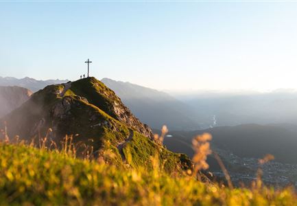 Wanderer auf der Seefelder Spitze ueber Seefeld