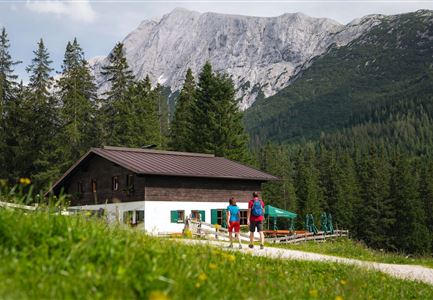 Wanderung im Gaistal im Sommer - Paar läuft auf Tillfussalm zu (1).jpg