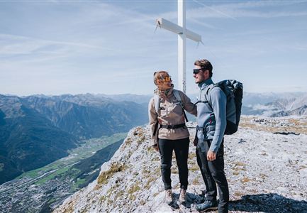 Wanderung Überschreitung Hohe Munde - Wanderer am Ostgipfel mit Blick auf das Inntal.jpg
