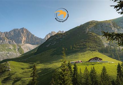 Wanderung zur Wettersteinhütte im Sommer_Blick auf Wangalm bei Sonnenaufgangsstimmung_Weitwinkel.jpg