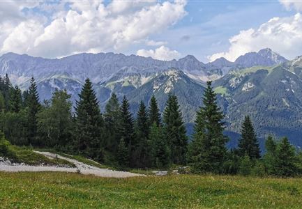 Weg zur Rauthhuette mit Blick auf das Wettersteingebirge