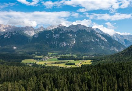 Wettersteingebirge und Leutasch im Sommer - Drohnenaufnahme von der Muggenmoosalm.jpg