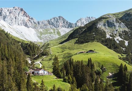 Wettersteinhuette (l) und Wangalm (r) im Wettersteingebirge.jpg