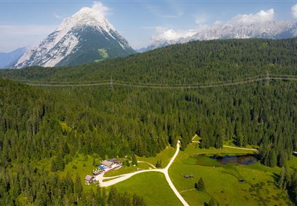 Wildmoosalm im Sommer - Drohnenaufnahme aus der Distanz Richtung Hohe Munde.jpg