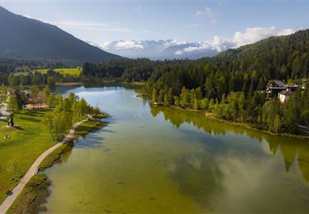 Wildsee im Frühling bei Morgenstimmung - Drohnenaufnahme Seepromenade.jpg