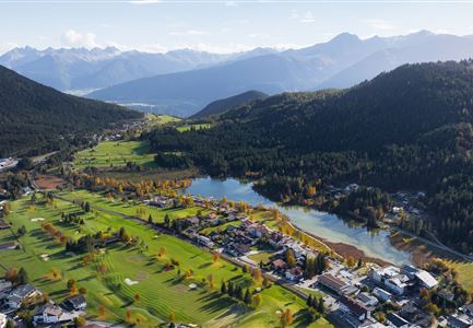 Wildsee im Herbst - Drohnenaufnahme - Blick auf Golfplatz und See mit Bergpanorama.jpg